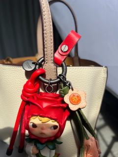 拽拽的小表情真的绝绝子！
真的看起来好帅啊，少年感拉满！！！