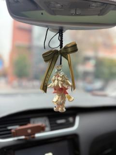 嘎子姐前好多人在摇一颗小杉树，摇了一个就中了。给姐妹们分享一