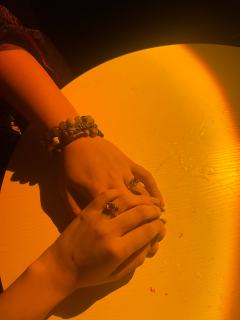 即使你罪恶滔天，赦无可赦，我仍以无量功德渡你，爱恨相抵。

