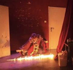 即使你罪恶滔天，赦无可赦，我仍以无量功德渡你，爱恨相抵。

