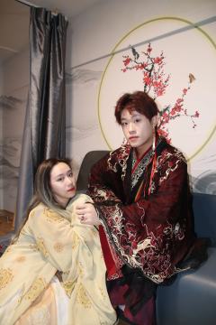 即使你罪恶滔天，赦无可赦，我仍以无量功德渡你，爱恨相抵。

