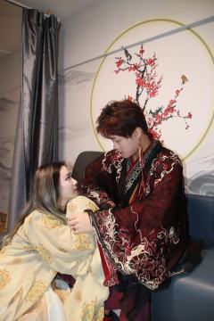 即使你罪恶滔天，赦无可赦，我仍以无量功德渡你，爱恨相抵。

