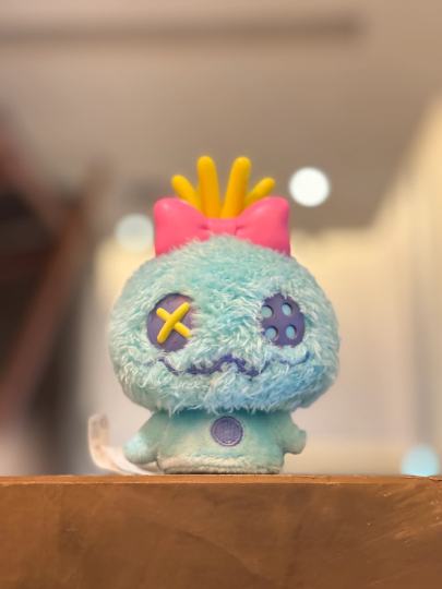 小金基本是明盒。全套最轻，盒里是塑料壳装着的，前后摇盒，会听到头上的黄色头发在后面打盒咚咚响