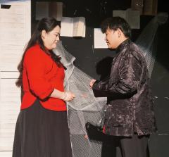 “他们终将会离去，可黄冰糖，金戒指，青绿色鹅卵石，证明他们曾