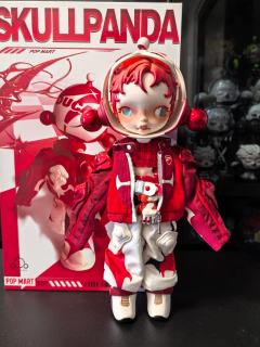 红色的可动人偶，好酷啊。四小只放一起，眼睛太好看了吧。