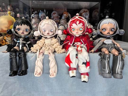 红色的可动人偶，好酷啊。四小只放一起，眼睛太好看了吧。