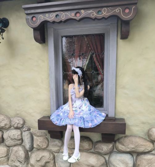 身陷153cm/37.5kg/腰56cm/🐻82cm/肩37cm

穿着150码-偏大

自从买了渐变，白贝就压箱底了，等明年春天再穿白贝吧。出片是真的出片，显孕也是真的显孕。大家都说扎，其实我觉得裙