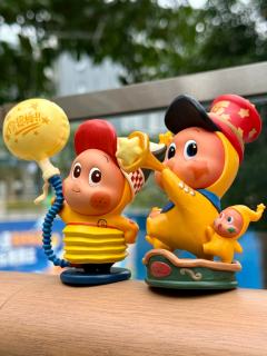 庆祝怎能少了🎵音乐?
星星人鼓起腮帮子
用尽全身力气吹响欢