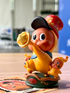 庆祝怎能少了🎵音乐?
星星人鼓起腮帮子
用尽全身力气吹响欢