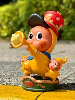 庆祝怎能少了🎵音乐?
星星人鼓起腮帮子
用尽全身力气吹响欢