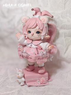 梦幻粉调碰撞经典优雅，每一处细节都像在编织童话，连小萌物都被