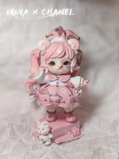 梦幻粉调碰撞经典优雅，每一处细节都像在编织童话，连小萌物都被