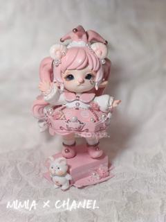 梦幻粉调碰撞经典优雅，每一处细节都像在编织童话，连小萌物都被