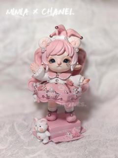 梦幻粉调碰撞经典优雅，每一处细节都像在编织童话，连小萌物都被