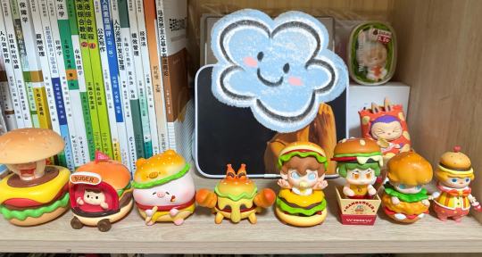 汉堡🍔家族日渐壮大😎除了上次带回老家的弹弹汉堡不在，还有三个在路上，都集合了，发现汉堡元素的娃还挺多的，接下来的目标是一个个集齐，期待(✧◡✧)