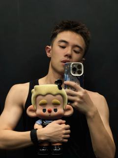 谁想把这个黑皮体育生抱回家？