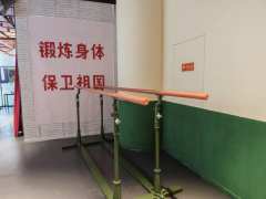 
提前半小时到场的决定太对了！逛着满是回忆杀的周边，指尖划过