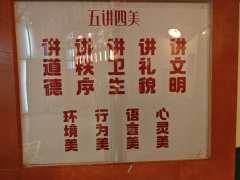 
提前半小时到场的决定太对了！逛着满是回忆杀的周边，指尖划过