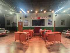 
提前半小时到场的决定太对了！逛着满是回忆杀的周边，指尖划过