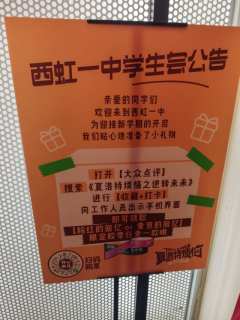 
提前半小时到场的决定太对了！逛着满是回忆杀的周边，指尖划过