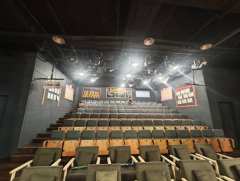 
提前半小时到场的决定太对了！逛着满是回忆杀的周边，指尖划过