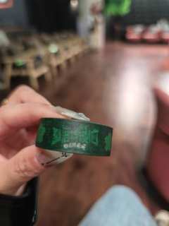 
提前半小时到场的决定太对了！逛着满是回忆杀的周边，指尖划过