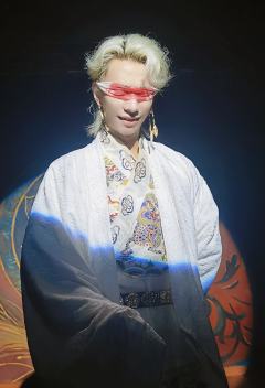 “生死茫茫，过客匆匆，戏中戏。
天道轮回，阴阳两隔，瓮中瓮。