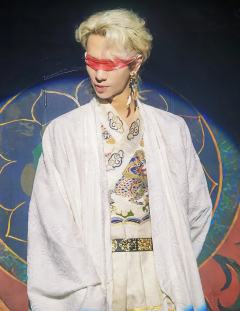 “生死茫茫，过客匆匆，戏中戏。
天道轮回，阴阳两隔，瓮中瓮。