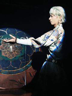 “生死茫茫，过客匆匆，戏中戏。
天道轮回，阴阳两隔，瓮中瓮。