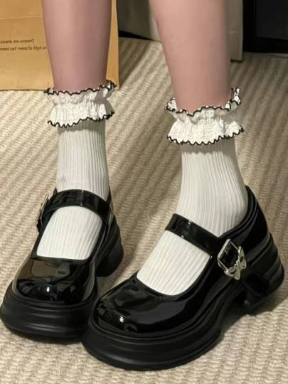 这个jk是正的吗，如果是正的，鞋子配这件衣服好看吗