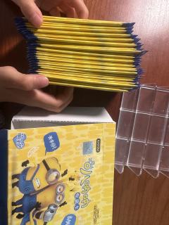 卡游小黄人第一弹，呆呆萌萌的，可惜今年没有新电影