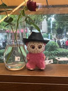 帅气的拉布布来咯！！
脸戴杰森面具
头戴西部牛仔帽子
连背影