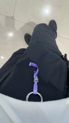 昨天才收到抖音官旗的4个4.0，今天带出去就掉了一个M。