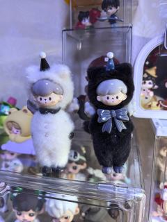 整体是羊毛毡的手感，磁吸面具还是玻璃眼珠，猫尾巴也可以变换各