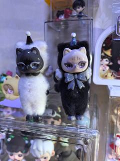 整体是羊毛毡的手感，磁吸面具还是玻璃眼珠，猫尾巴也可以变换各