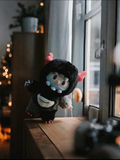 拆箱后最喜欢这一款。可能是因为我本身喜欢深色的公仔。做工细致