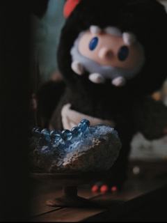 拆箱后最喜欢这一款。可能是因为我本身喜欢深色的公仔。做工细致