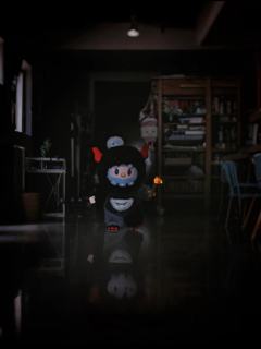 拆箱后最喜欢这一款。可能是因为我本身喜欢深色的公仔。做工细致