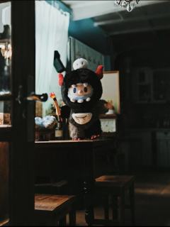 拆箱后最喜欢这一款。可能是因为我本身喜欢深色的公仔。做工细致