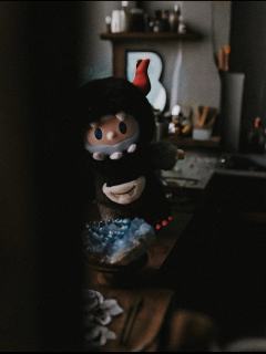 拆箱后最喜欢这一款。可能是因为我本身喜欢深色的公仔。做工细致