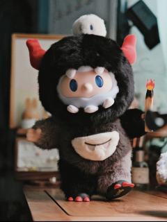 拆箱后最喜欢这一款。可能是因为我本身喜欢深色的公仔。做工细致