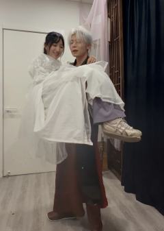 难评，真难评。

我是白小白，我微牢了。但说实话，如果非要玩