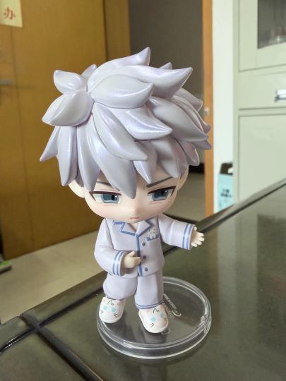 今天去门店参加万圣节活动，只摸到了2个娃，其中这个我不认识，网上搜了一下叫陆光，共鸣时光回响系列时光代理人，可是一眼就觉得好像苏醒啊，连鞋子都是猫猫的图案。