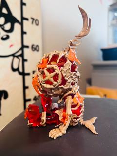 光与热一同沉入海底
庞然大物成了无边海域的一部分
鲸落万物生