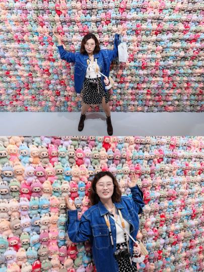 特地从云南跑到上海去看拉布布10周年展，但是进去总共20分钟就逛完了，而且也买不到什么周边，草图集和10周年套组都要抽签，只有遗憾离场，但是看了龙家升的采访还是很感动，希望以后能出一本拉布布的绘本集，