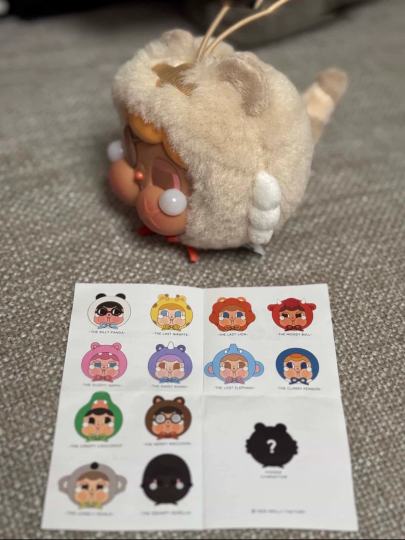 金色老虎果然是最特别的隐藏版，除了头上有老虎刺绣之外，还多了一条卷卷的尾巴～🐯在第一次推出 Cryteddy 和 Crybunny 时已经被烧到，这回的伤心动物园真的各种颜色大聚合！