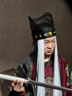 在那之前，曾有两次坐在高位的时刻。
一次紧张到发抖，不敢抬头