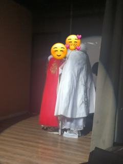 在那之前，曾有两次坐在高位的时刻。
一次紧张到发抖，不敢抬头