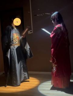 在那之前，曾有两次坐在高位的时刻。
一次紧张到发抖，不敢抬头