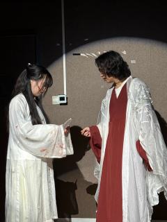 在那之前，曾有两次坐在高位的时刻。
一次紧张到发抖，不敢抬头